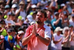 Tennis-Swiatek cruises, Wawrinka concludes French Open chapter with loss