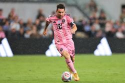 Soccer-Messi suffers hamstring overload weeks before World Cup
