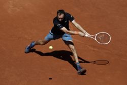 Tennis-Medvedev stunned by wildcard Walton in French Open first round