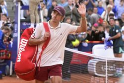 Tennis-De Minaur faces rising star Blockx at French Open, Svitolina downplays title talk