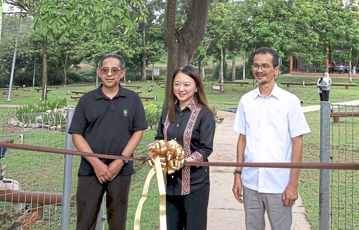 Yeoh (centre) launching the upgraded campsite in Putrajaya Wetlands Park, flanked by (left) Mohd Sakeri and Muhammad Azmi. — Handouts