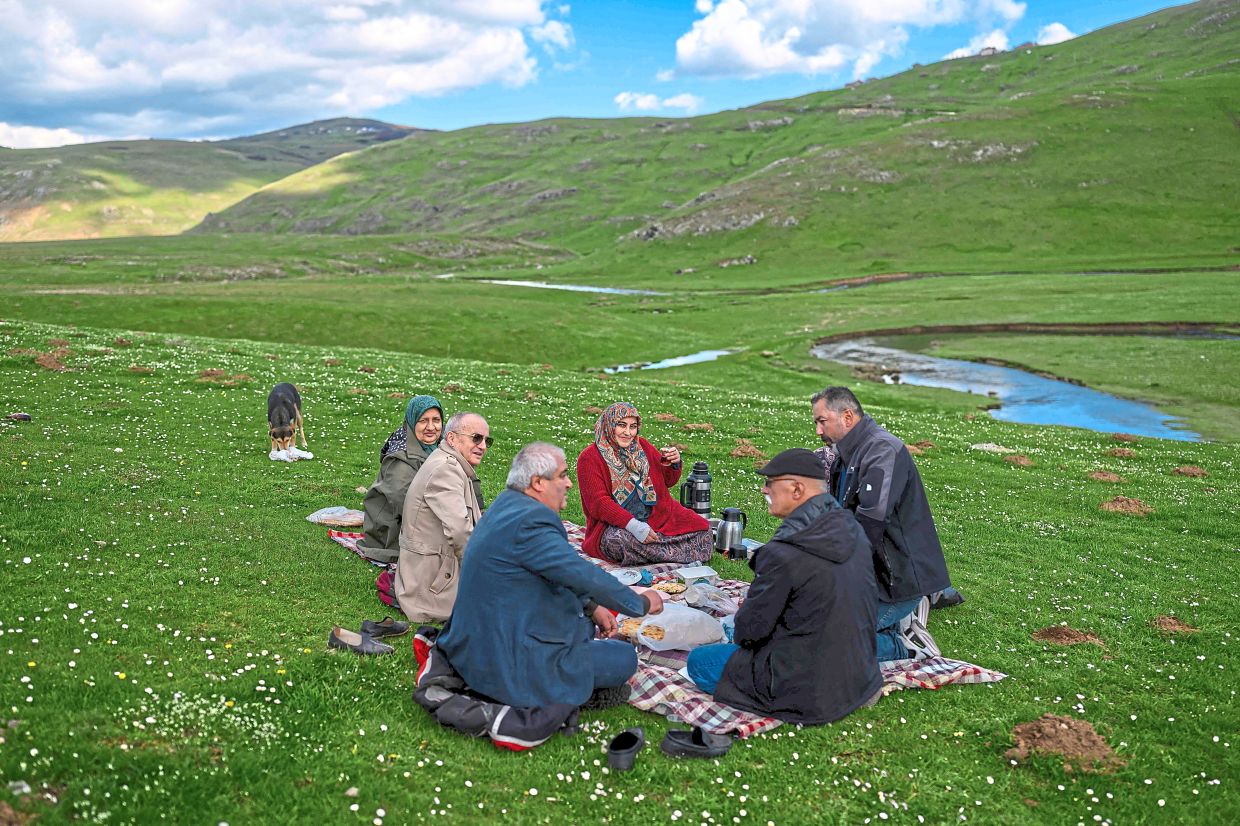 Protesters taking a break to eat during the protest march at the Aybasti Plateau.