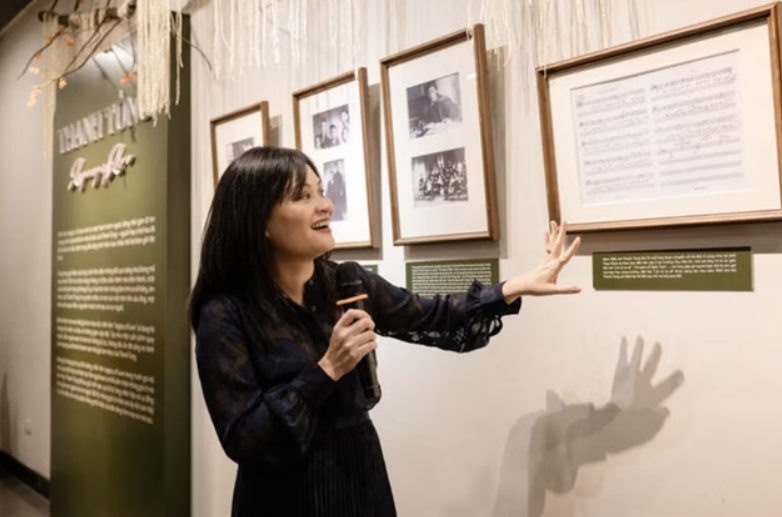Bạch Duong, daughter of composer Thanh Tung, sharing reflections on preparing the exhibition and rediscovering memories of her father. — congluan.vn