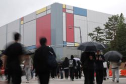 Samsung workers approve pay deal, shares surge