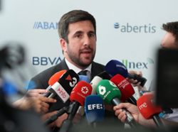 Soccer-Riquelme pitches 'Members' City' in Real Madrid election challenge to Perez