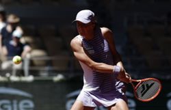 Tennis-Erratic Swiatek reaches French Open round three