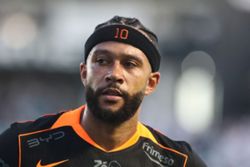 Soccer-Dutch delight for Depay and Timber