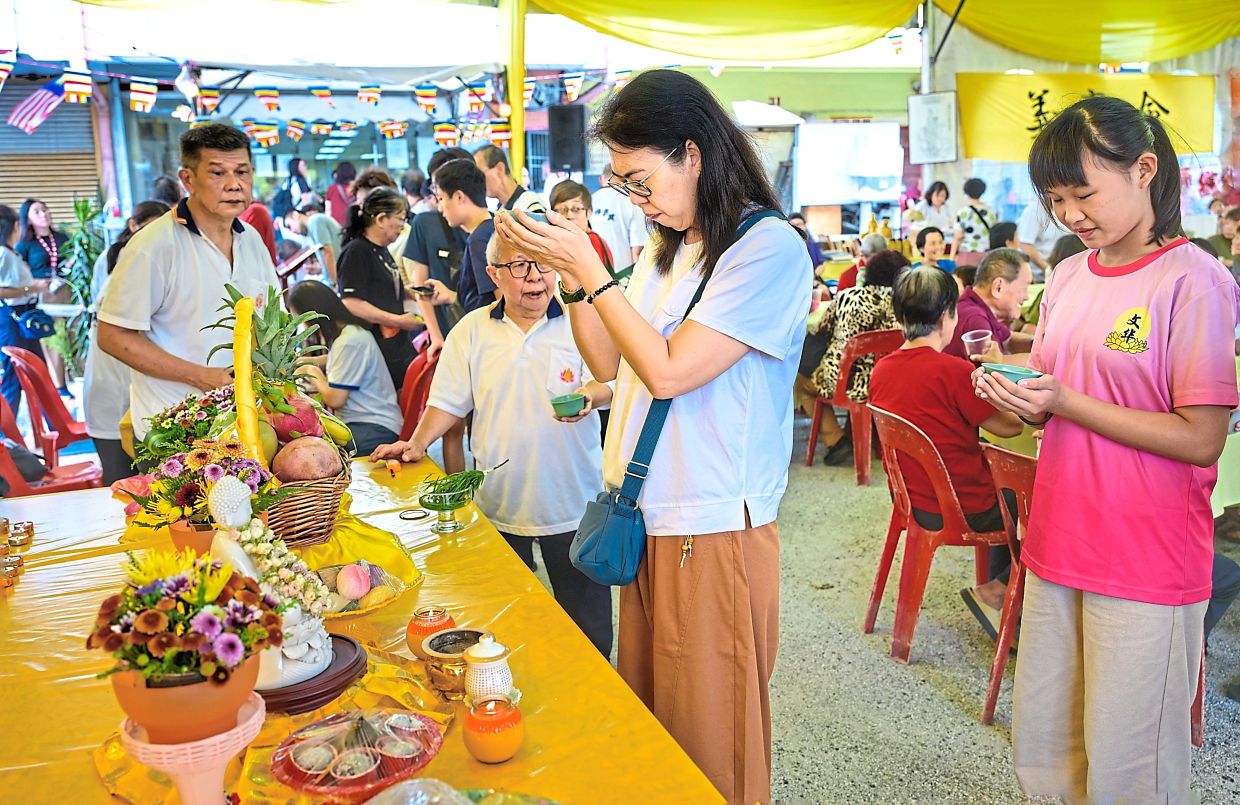 Hundreds of devotees turned up for Jing Xin Buddha Education Association’s WesakDay event.