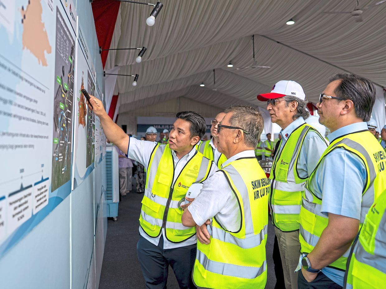 Upper Padas Power Sdn Bhd chief executive officer Muhamad Elias Johari led a technical briefing on SBAUP’s engineering milestones to Sabah Deputy Chief Minister I Datuk Seri Dr Joachim Gunsalam.