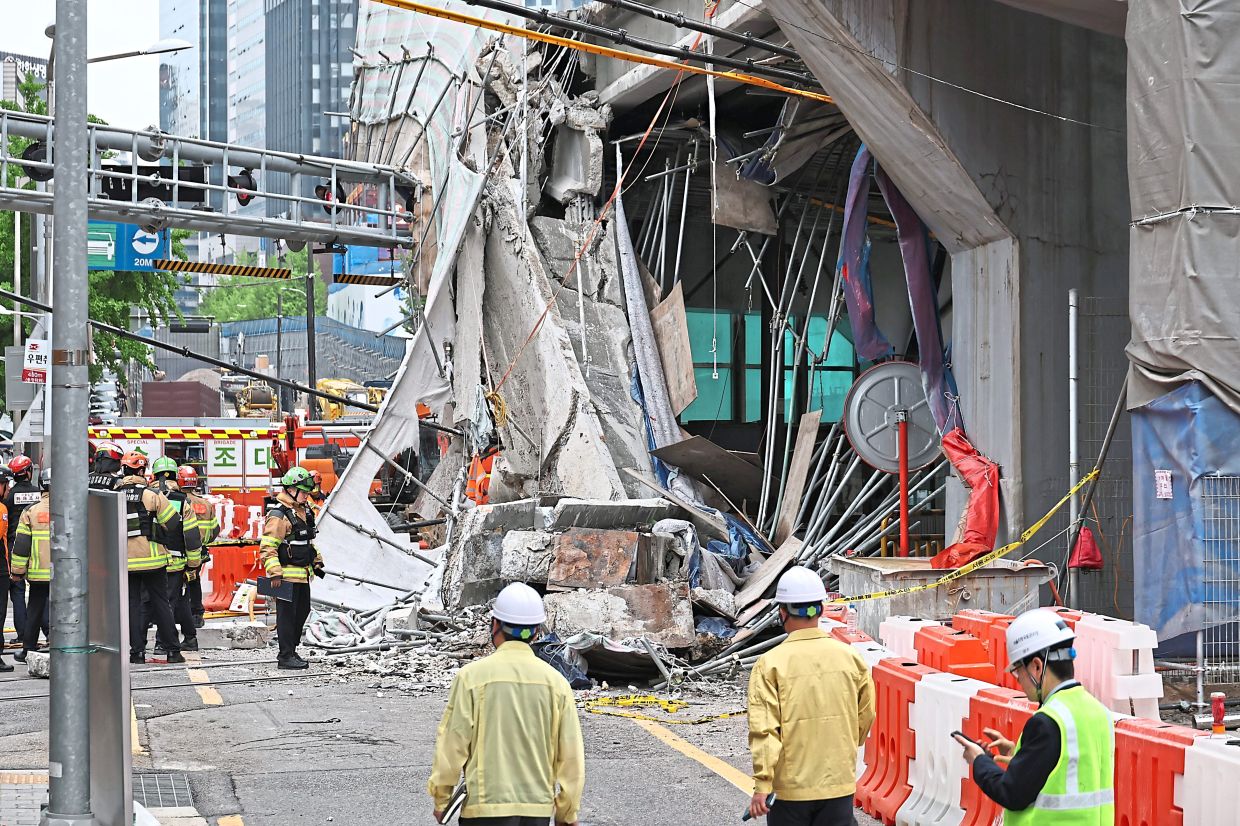 South Korean prosecutors have launched an investigation into the Seoul overpass collapse that disrupted rail services and caused fatalities.