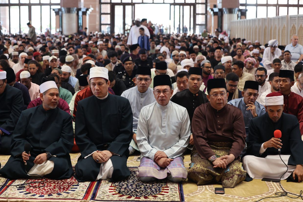 PM: Present sacrifices in managing economy, pursuing knowledge will bear fruit