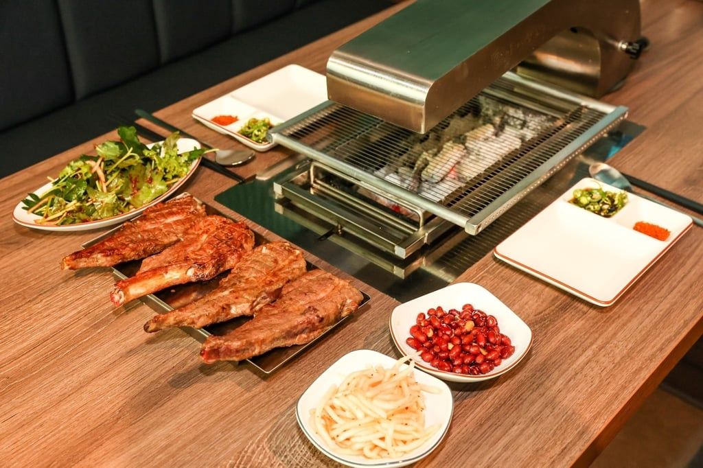 An array of dishes sits beside a barbecue grill on a restaurant table. - Photo: Shutterstock