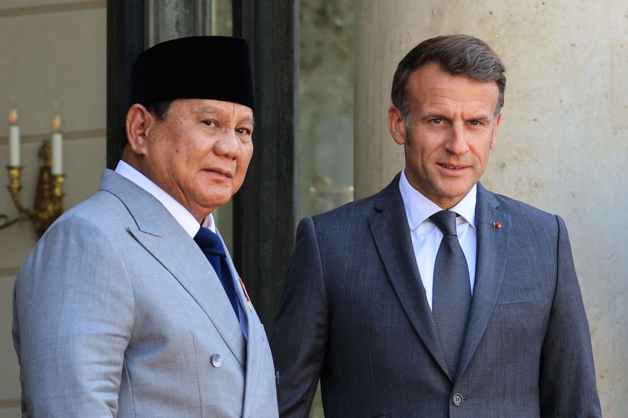 France's President Emmanuel Macron (right) welcomes Indonesia's President Prabowo Subianto ahead of a meeting at The Elysee Presidential Palace in Paris on Thursday, May 28, 2026. - Photo by Ludovic MARIN / AFP