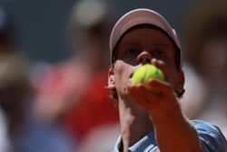 Tennis-Ailing Sinner falls to Cerundolo in French Open second-round shock