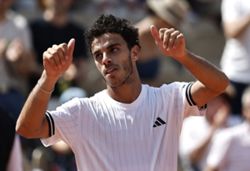Tennis-Elder Cerundolo sibling learns of brother's stunning Sinner upset mid-match