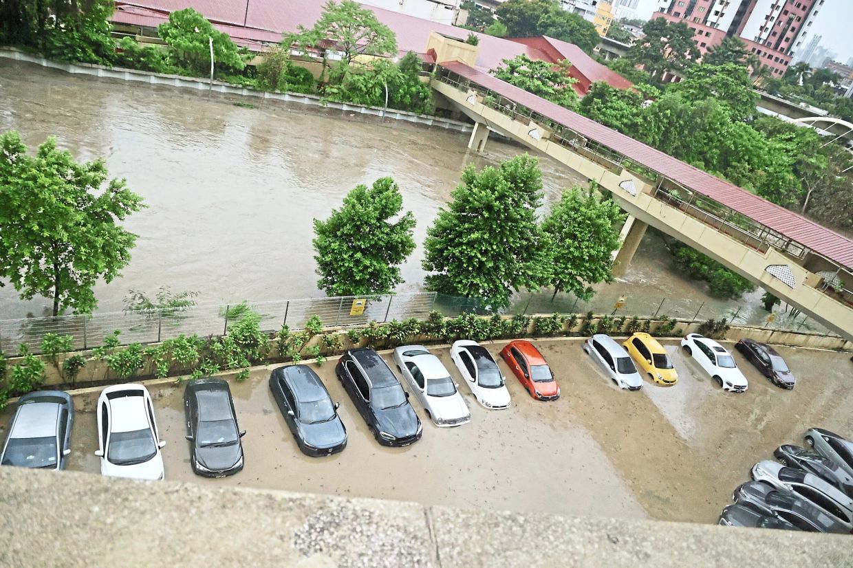 Flash flood due to heavy rain at the WTC KL. Kuala Lumpur has been hit by a spate of flash floods over the years. — Filepic