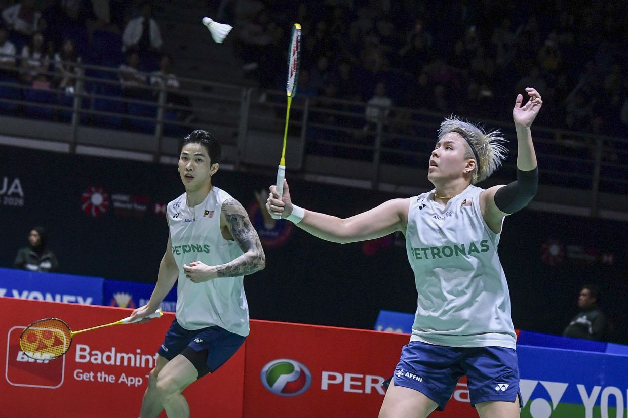 World No. 4 Tang Jie-Ee Wei cruised into the last eight in Singapore after a 22-20, 21-14 win against the world No. 67 at the Singapore Indoor Stadium yesterday.