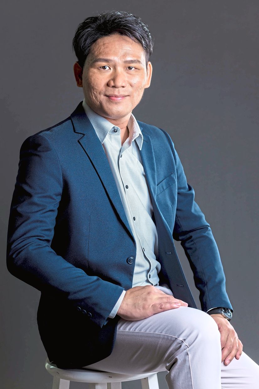 Hong Wai Onn,a chartered engineer, chartered environmentalist and professional technologist, is a Fellow of the Institution of Chemical Engineers, the Royal Society of Chemistry and the Malaysian Institute of Management.