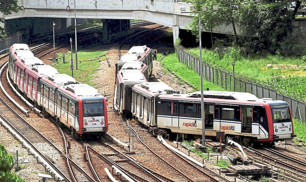 Transport Minister said the derailed train would first be removed from the tracks before repair works could begin.