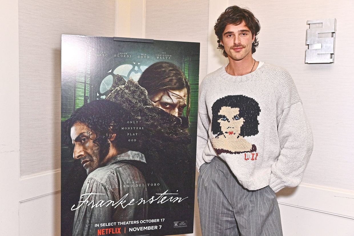 Even in a simple sweater top, Jacob Elordi manages to look dressy. Photo: Getty Images via AFP