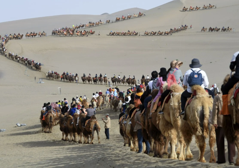 The woman lost her phone in the Singing Sand Dunes tourist site in Dunhuang.