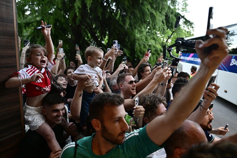 Soccer-Rock-solid Arsenal ready for PSG test in Champions League final