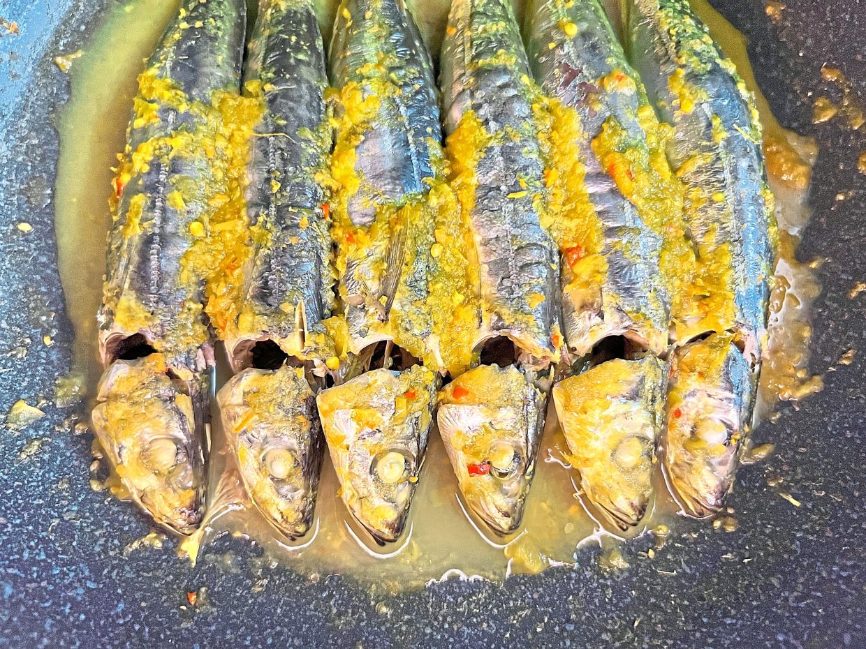 Pinarasakan ikan basungan is a Kadazandusun dish that consists of fish braised with local herbs and souring agents like bambangan. — PISON JAUJIP