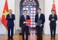 Vietnam, Singapore leaders witness exchange of cooperation documents