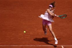 Tennis-Teenager Andreeva downs Bouzkova for French Open fourth round spot