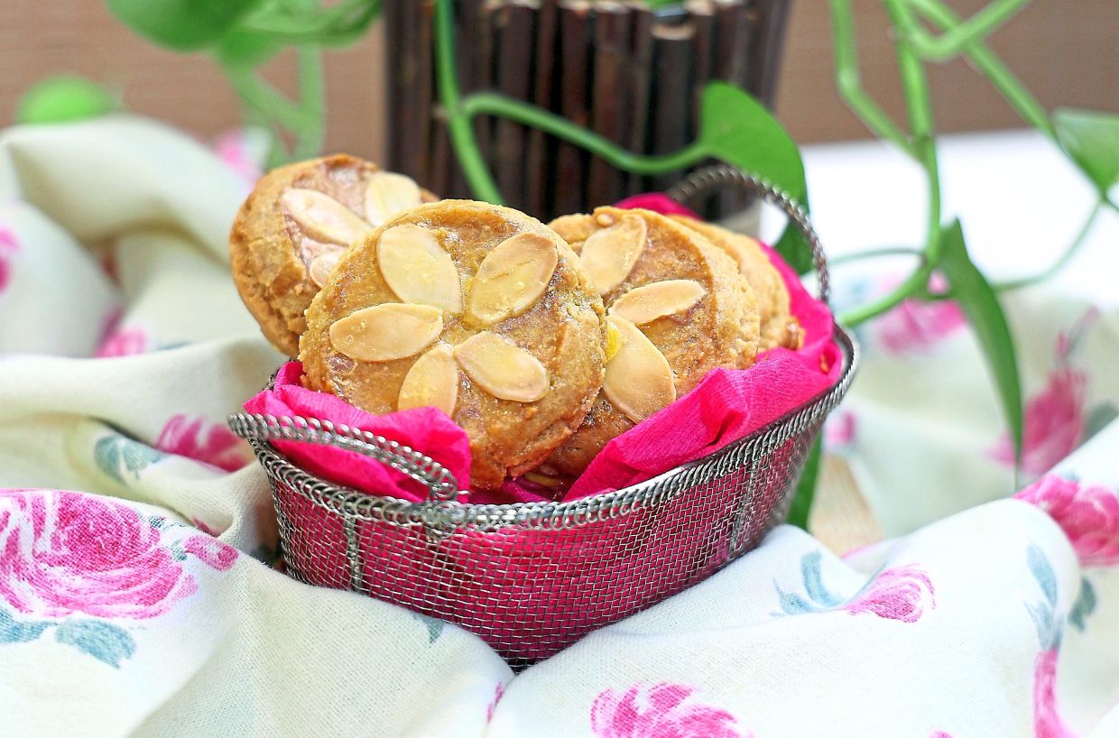 Light, crumbly and fragrant, these traditional Chinese shortbread cookies deliver a delicate melt-in-the-mouth texture.