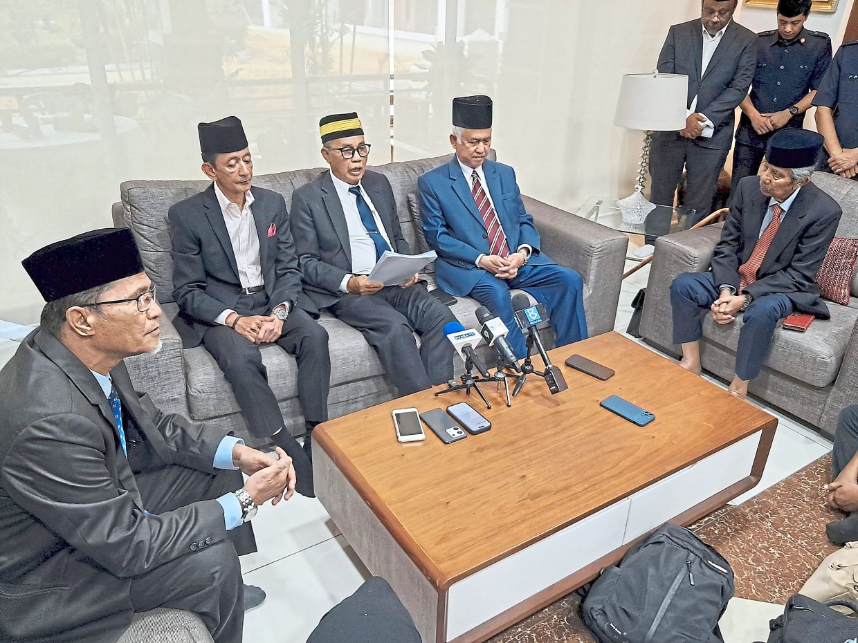 The royal and adat (customary law) crisis in Negri Sembilan has escalated following the indefinite suspension of Dewan Keadilan dan Undang (DKU) secretary Raja Norazli Raja Nordin by the state’s ruling chiefs.