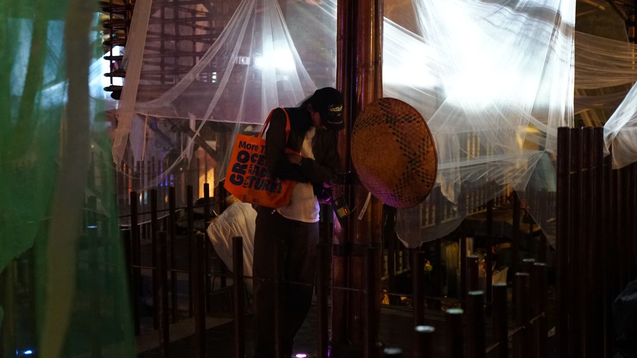 Visitors can move through the maze-like bamboo structure at their own pace, including listening to recordings of dream accounts and resting within the kelambu nets. Photo: Tapir Studio 