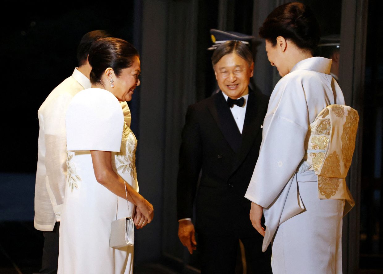 Philippine President Ferdinand Marcos Jr. and First Lady Liza Araneta Marcos are greeted by Japanese Emperor Naruhito and Empress Masako at the entrance of the Imperial Palace in Tokyo. -- Photo: YOSHIKAZU TSUNO/REUTERS 