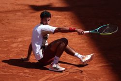 Tennis-Vallejo fined for sexist remarks about female referee at French Open