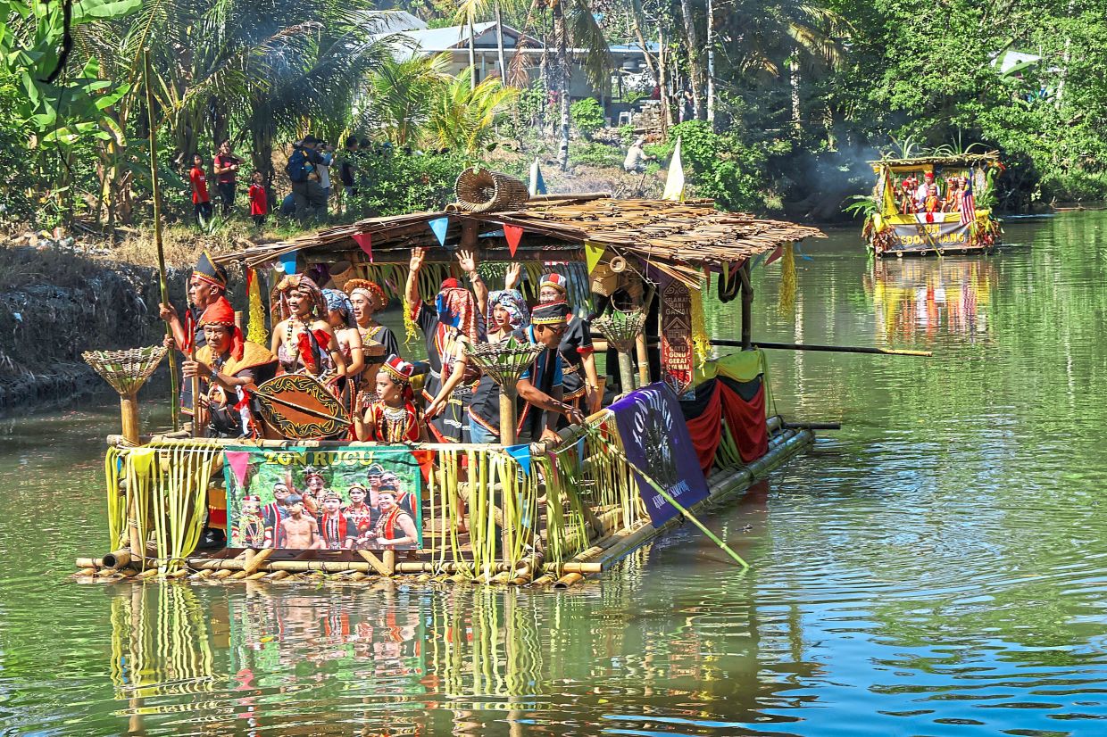 Thousands gathered at Kampung Simpok for the River and Rami Gawai Festival, where a colourful parade of decorated rafts highlighted the heritage of the Bisapug Bidayuh community ahead of Gawai Dayak.