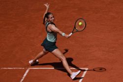 Tennis-Parry stuns Anisimova to reach first Grand Slam fourth round at the French Open