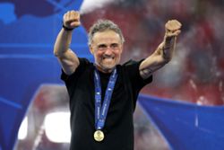 Soccer-Faith in Luis Enrique leads PSG to back-to-back Champions League titles