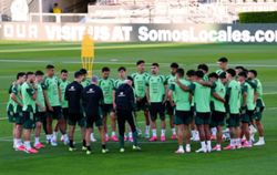 Soccer-World Cup co-hosts Mexico beat Australia 1-0 in Rose Bowl warmup