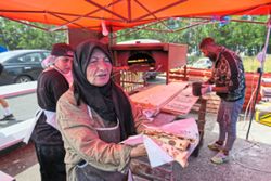 Displaced Lebanese grandmother feeds thousands of compatriots who fled war