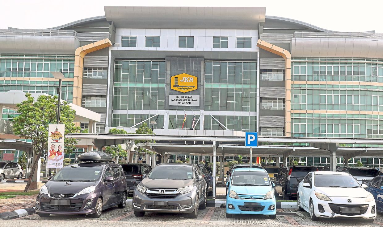 The new headquarters features a parking area covered by solar panels.