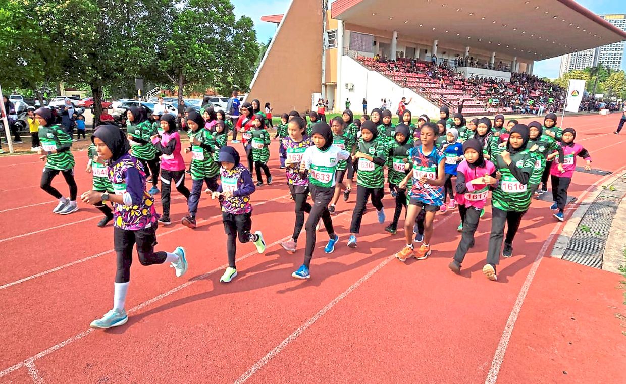 Participants in action during the second circuit of the Milo Melaka Junior Walking Championship. 