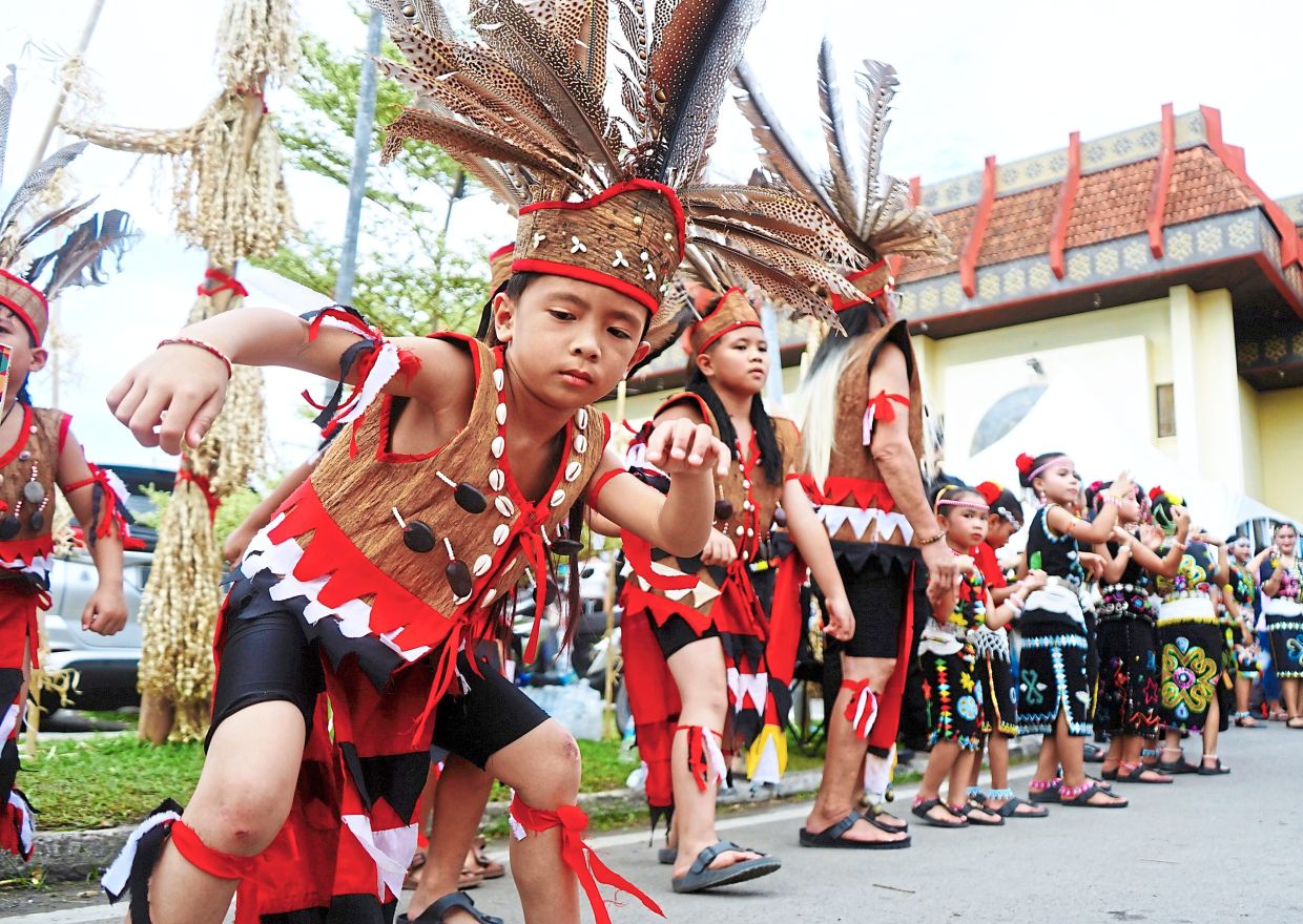 Held at the Kadazandusun Cultural Association’s Hongkod Koisaan Hall, the age-old ceremony holds significant meaning for locals as a way of giving thanks for the year’s bountiful harvest.