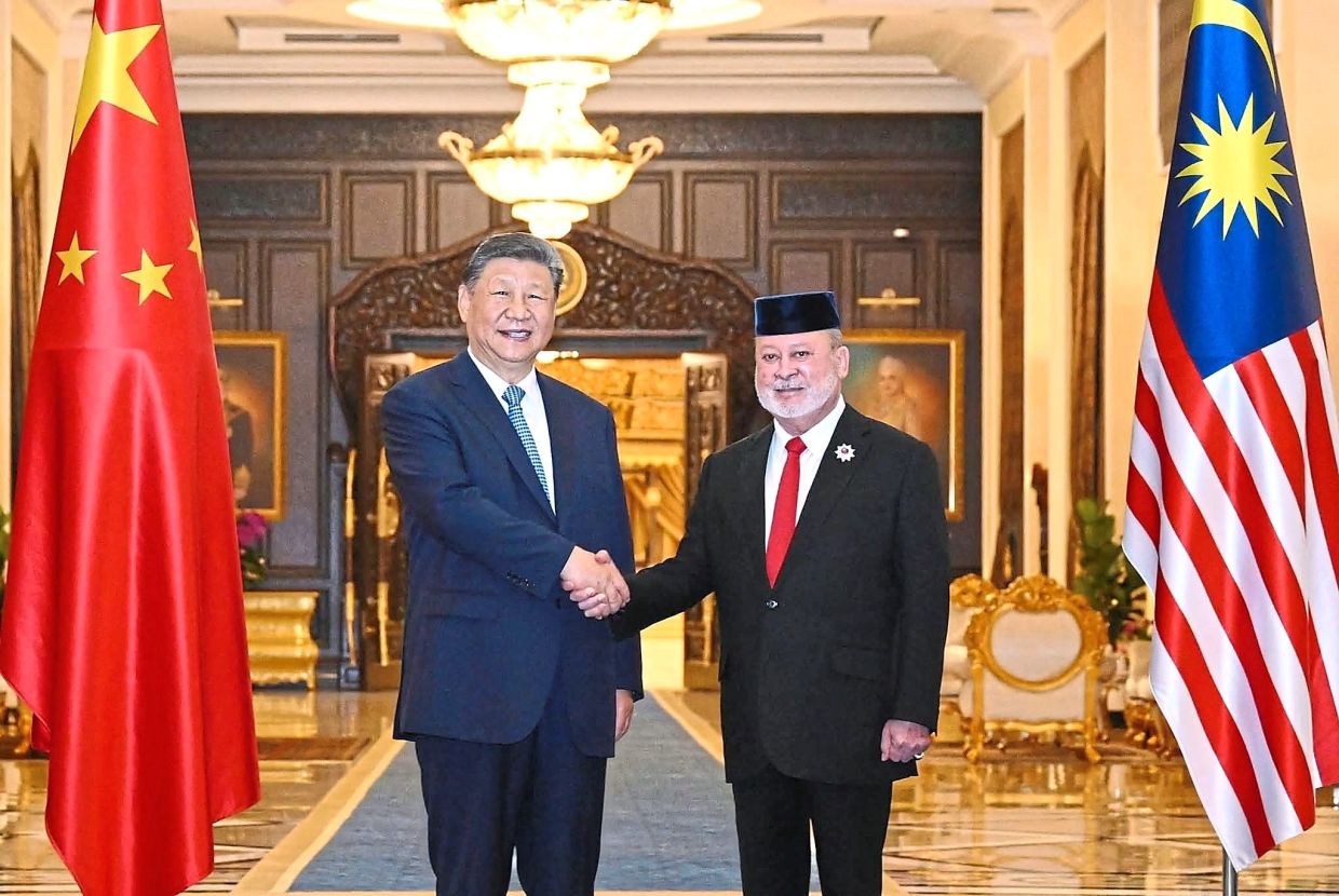 Shaking hands with China President Xi Jinping during an audience at Istana Negara in Kuala Lumpur on 16 April 2025. — All photos from Royal Press Office