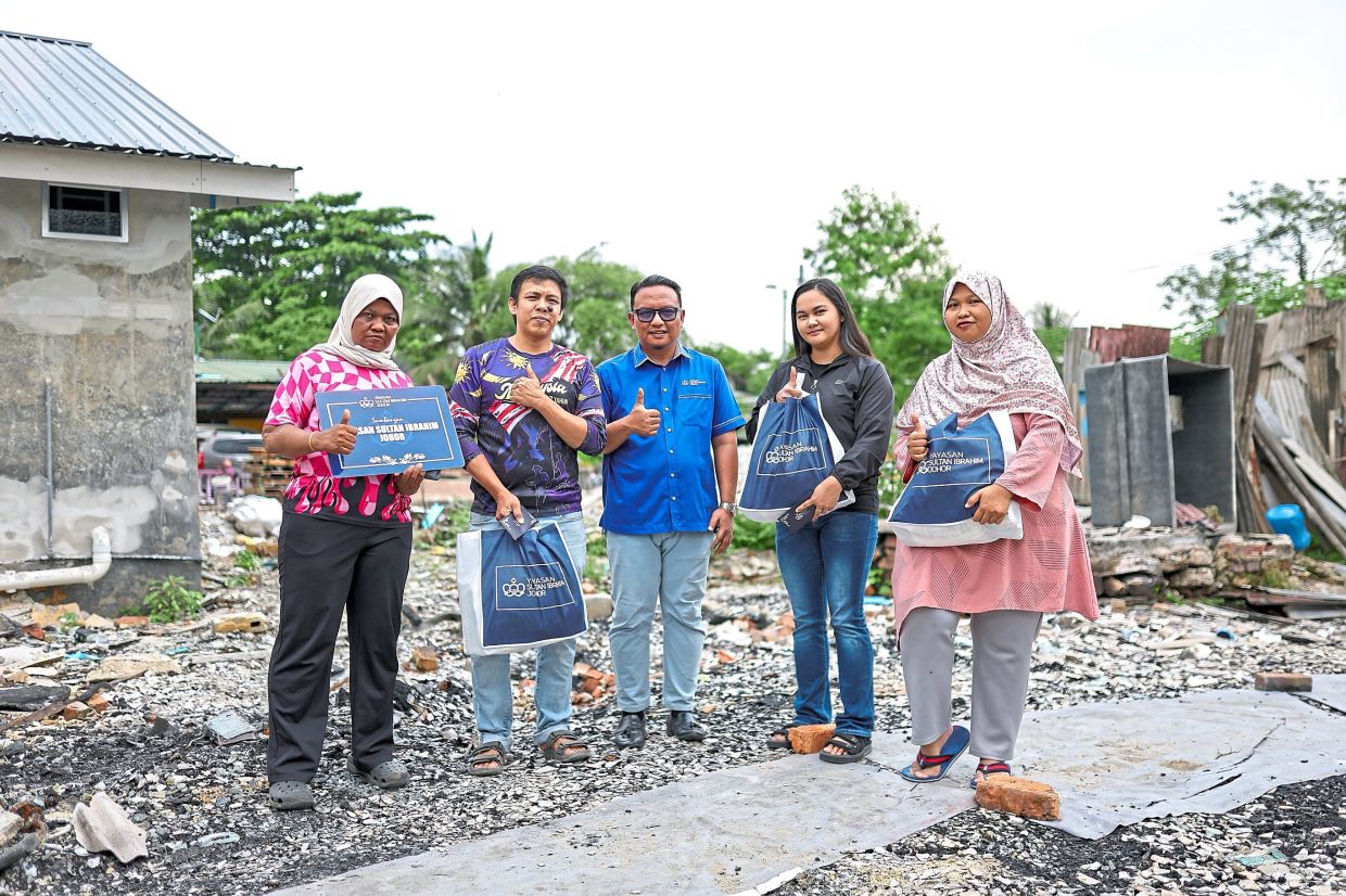 On May 21, YSIJ distributed a total of 1,000 food aid baskets for Hari Raya Aidiladha to families affected by the Kampung Plentong Baru fire in March.