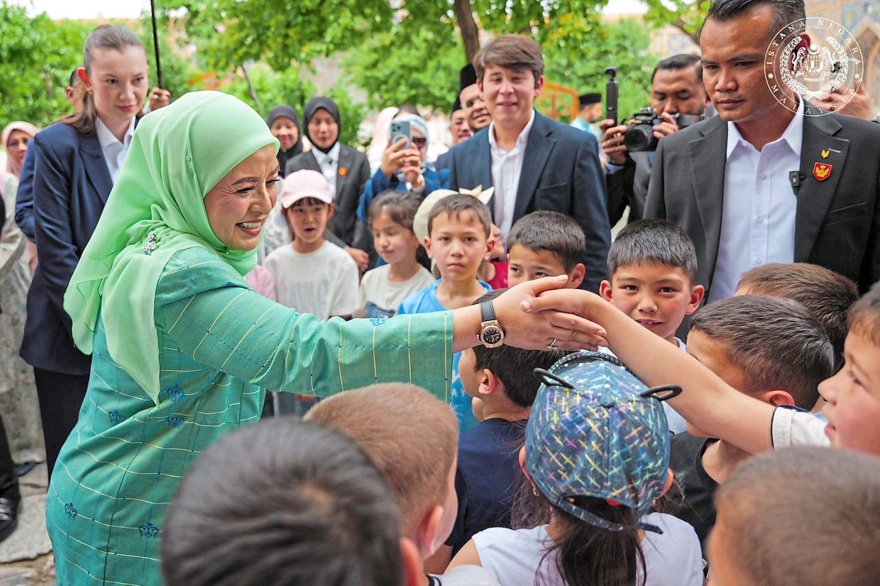 Her Majesty greeting Uzbek children during her visit