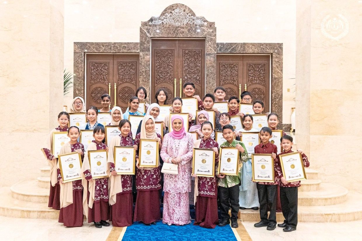 Her Majesty presented certificates of appreciation to 28 students who excelled in international English competitions on Jan 30 this year, reinforcing her long-standing belief in the power of education.