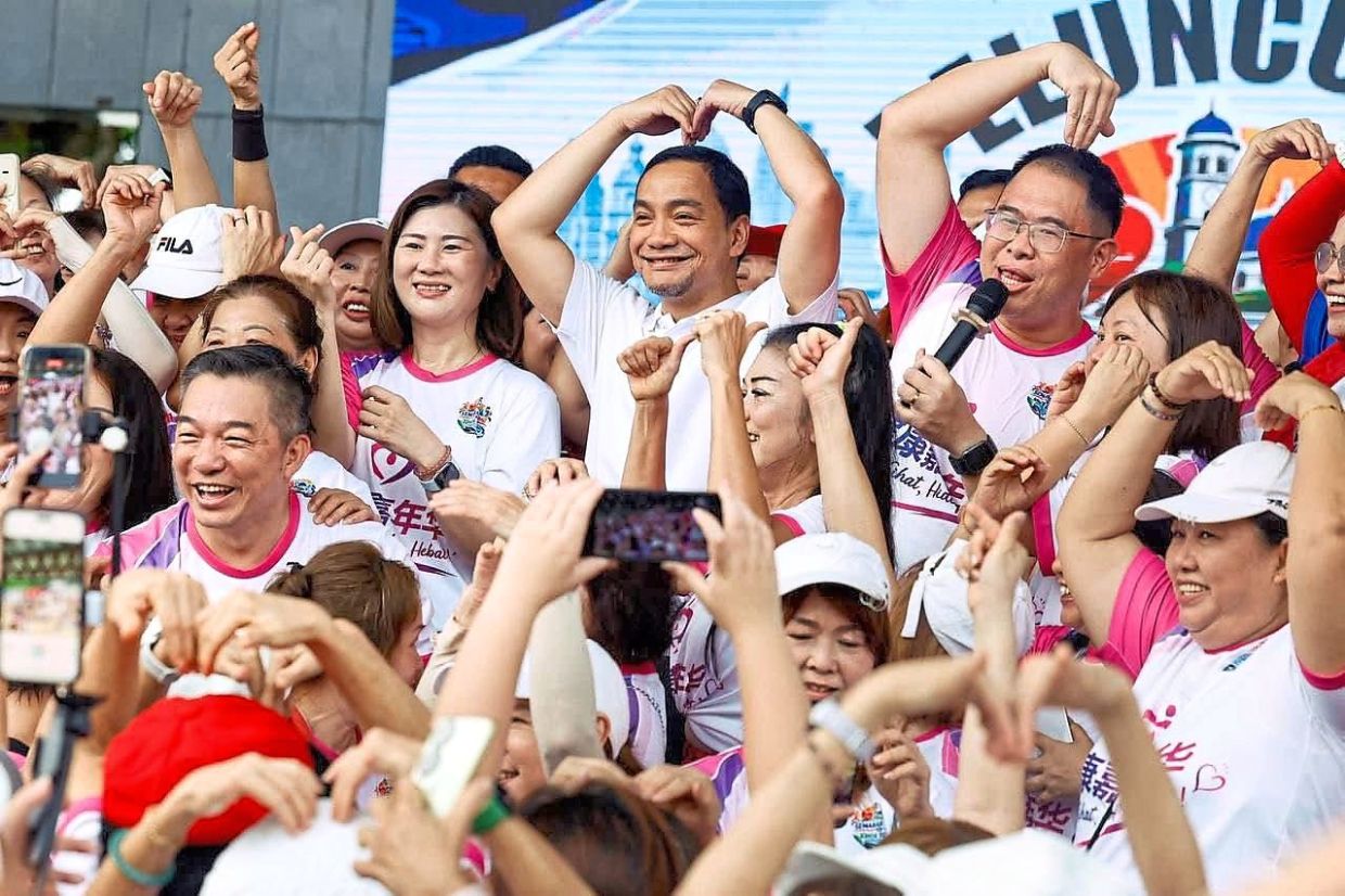 Onn Hafiz flanked by state health and environment committee chairman Ling Tian Soon on his right at the Semarak Sihat at Taman Merdeka in Johor Baru on May 19, which was attended by more than 1,200 people. — Photo from Onn Hafiz’s Facebook page