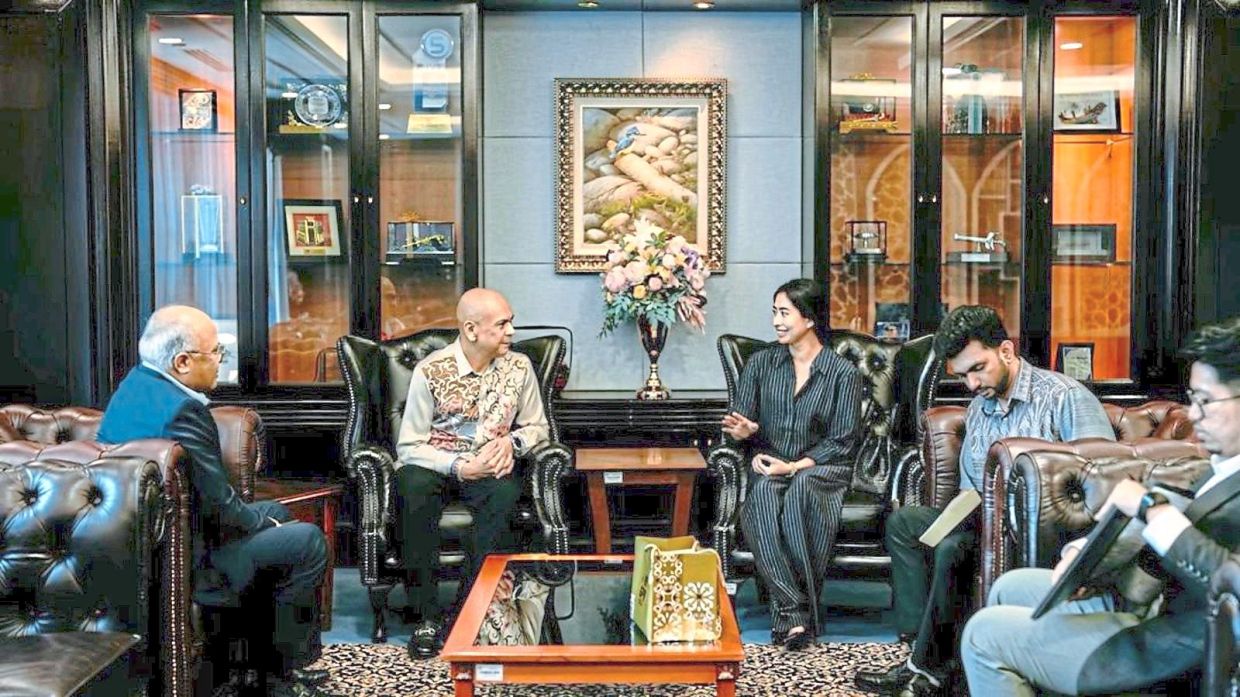 Tunku Tun Aminah in conversation with Armizan (second from left) during her visit to the ministry on March 17. — Photo from Armizan’s Facebook page