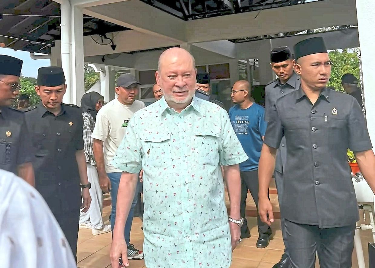 Sultan Ibrahim arriving for a casual meal at Warung Pagi Pagi at Federal Hill, Kuala Lumpur. His Majesty’s informal visit delighted patrons at the local eatery. — Photo courtesy of Warung Pagi Pagi
