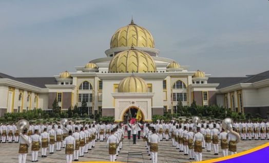 Her Majesty Raja Zarith Sofiah, Queen of Malaysia, is also in attendance at the ceremony.
